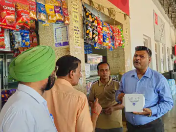 दुर्ग, रायपुर रेलवे स्टेशन पर छापा : अनधिकृत वेंडर्स पर 1 लाख से ज्यादा का जुर्माना
