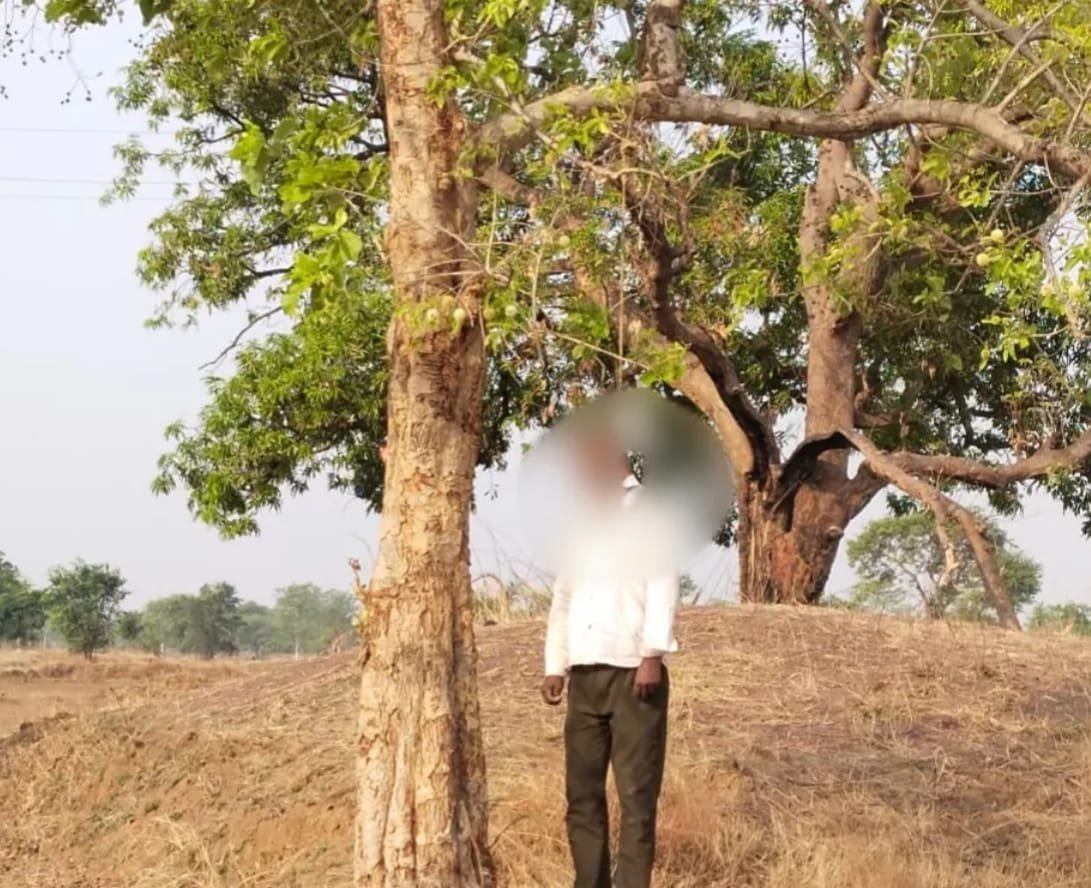 अधेड़ ने पेड़ के सहारे फांसी लगाकर की आत्महत्या मामला उतई थाना क्षेत्र का अधेड़ ने पेड़ के सहारे फांसी लगाकर की आत्महत्या मामला उतई थाना क्षेत्र का