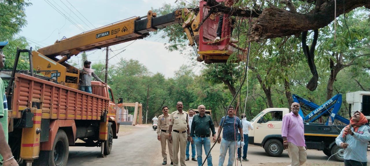 भिलाई नगर रेलवे स्टेशन झुग्गी बस्ती से हटाए गए 400 अवैध विद्युत कनेक्शन