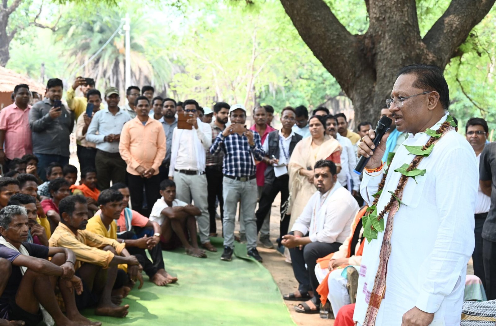 मुख्यमंत्री विष्णु देव साय पहुंचे दंतेवाड़ा जिले के ग्राम मुलेर मुख्यमंत्री विष्णु देव साय पहुंचे दंतेवाड़ा जिले के ग्राम मुलेर