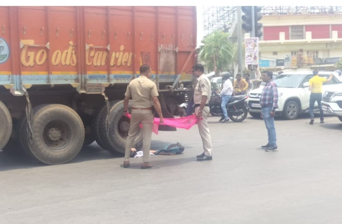 रायपुर में ओवर स्पीड ट्रक ने दुपहिया सवार युवती को कुचला, मौके पर मौत