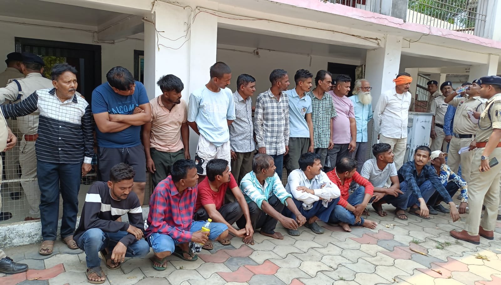 दुर्ग पुलिस का ऑपरेशन:200 वारंटी गिरफ्तार, 27 साल पुराना वारंटी पकड़ाया