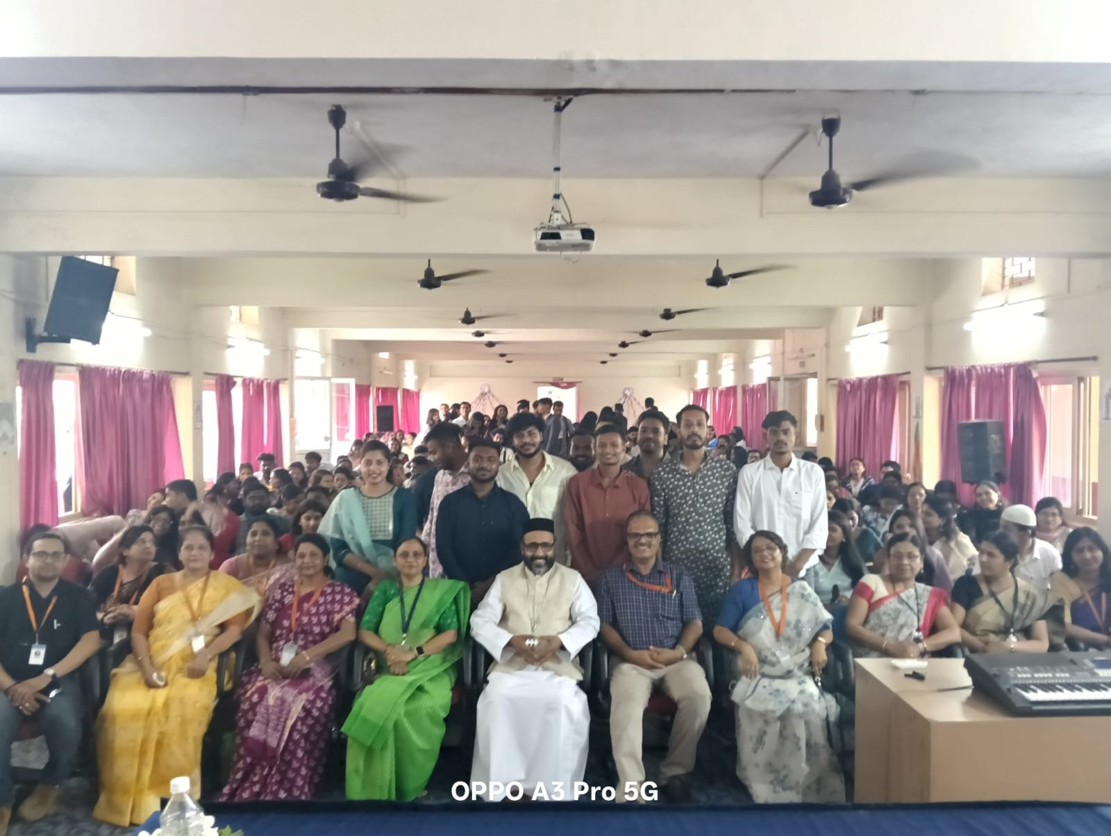 स्टूडेंट्स शैक्षणिक संस्थानों से प्राप्त ज्ञान सेवा के रूप में समाज को लौटाए – डॉ वर्गीस