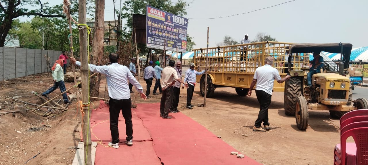 टाउनशिप में सड़क पर कब्जा कर व्यवसाय कर रहे ठेले, खोमचों को खदेड़ा