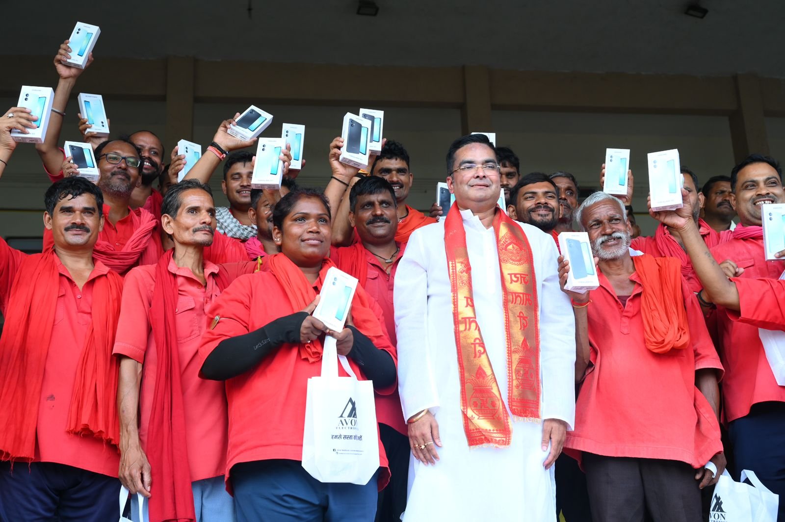 दुर्ग के कुलियों ने बताई समस्या तो आधे घंटे में MLA रिकेश ने कर दिया समाधान