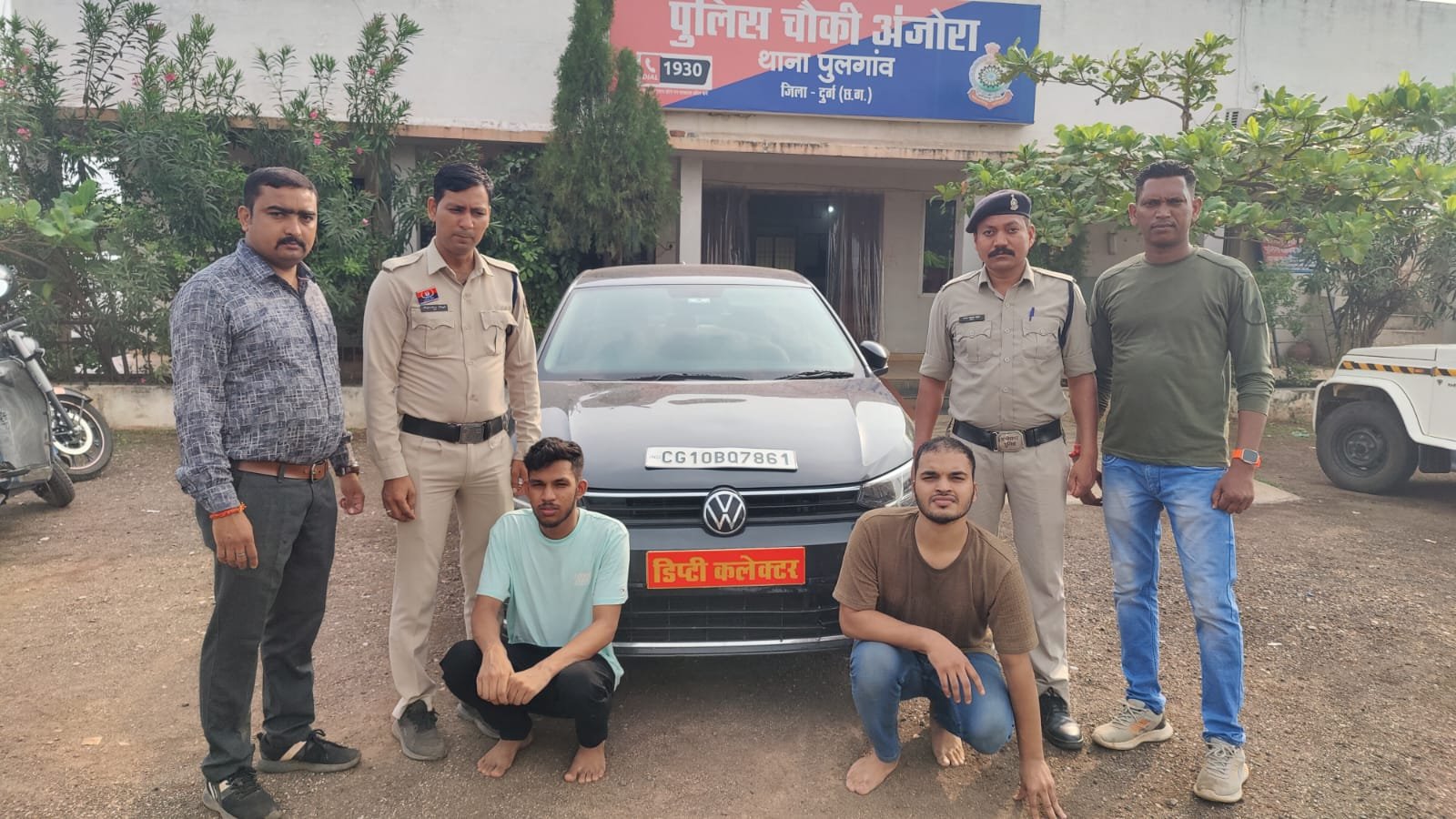 कार में लगे डिप्टी कलेक्टर लिखी नंबर प्लेट, प्रेमिका से एक लाख वसूलने पहुंचे दुर्ग कार में लगे डिप्टी कलेक्टर लिखी नंबर प्लेट, प्रेमिका से एक लाख वसूलने पहुंचे दुर्ग