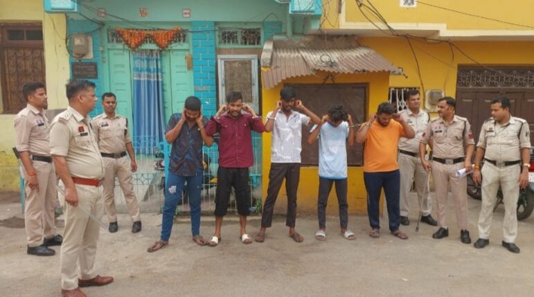 फोटोजर्नलिस्ट व पिता पर जानलेवा हमला, आरोपी गिरफ्तार, पुलिस ने निकाला जुलूस