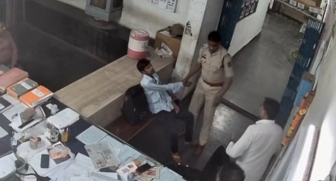 थाने में युवक ने पुलिस के सामने काटा गला, CCTV में कैद हुई घटना, देखिए वीडियो