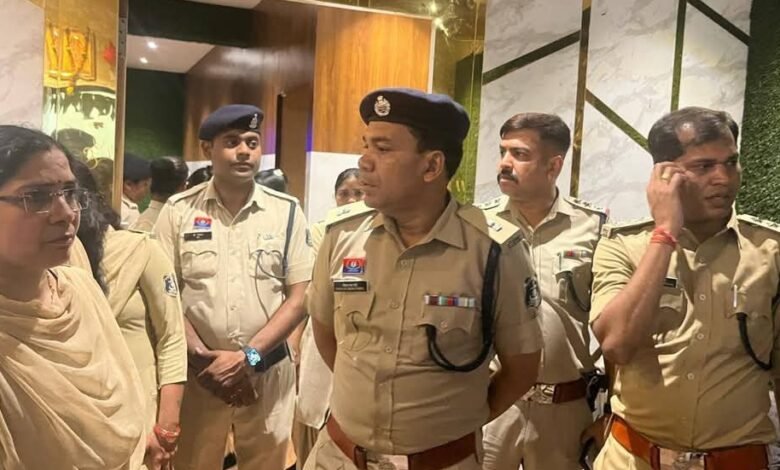 80 से अधिक स्पा सेंटरों पर पुलिस की औचक छापेमारी, दस्तावेजों की जांच