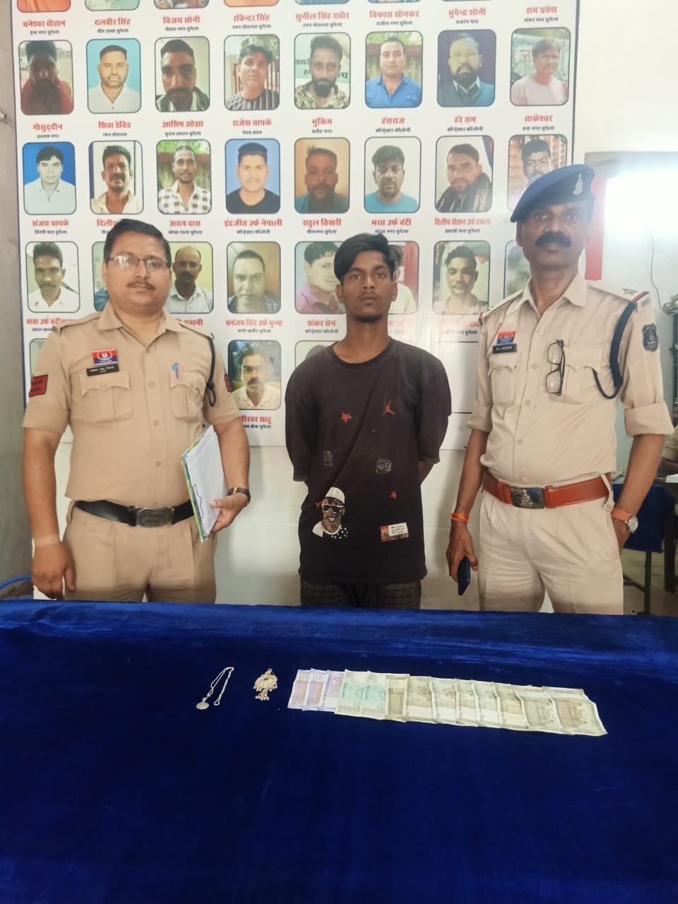 खिड़की से हाथ डाल खोला मेन डोर, नगदी एवं जेवर में किया हाथ साफ, शातिर चोर व नाबालिग पकड़ाए