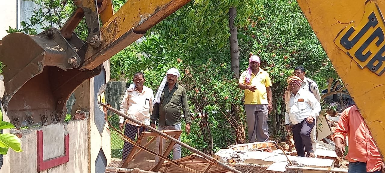 भिलाई में पूर्व पुलिस अधिकारी सहित 7 अवैध कब्जाधारियों को हटाया निगम ने