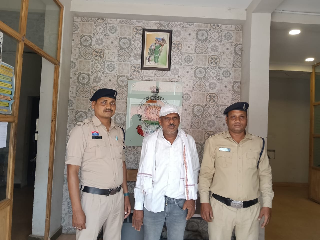 62 लाख रुपए की शराब तस्करी का फरार आरोपी गिरफ्तार 6 माह से था फरार 62 लाख रुपए की शराब तस्करी का फरार आरोपी गिरफ्तार 6 माह से था फरार