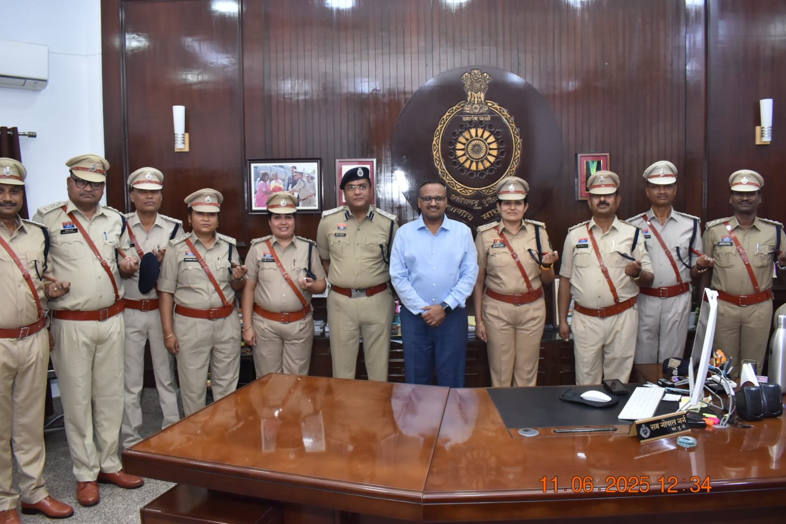 दुर्ग रेंज के निरीक्षक पदोन्नति हो बनें DSP, IG दुर्ग ने पीपिंग सेरेमनी” में लगाए स्टार