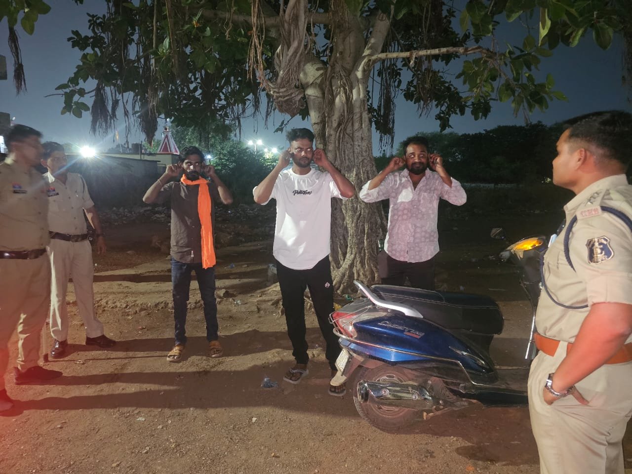 तीन अनुभाग के 14 थाना क्षेत्र में खुलेआम शराब पी रहे पियक्कड़ों को पकड़ा गया