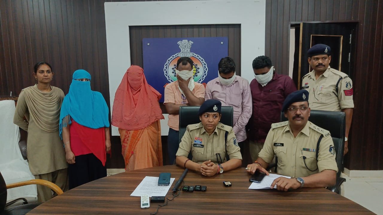भिलाई में स्पा सेंटर की आड़ में देह व्यापार दो महिला संचालक एवं तीन ग्राहक गिरफ्तार