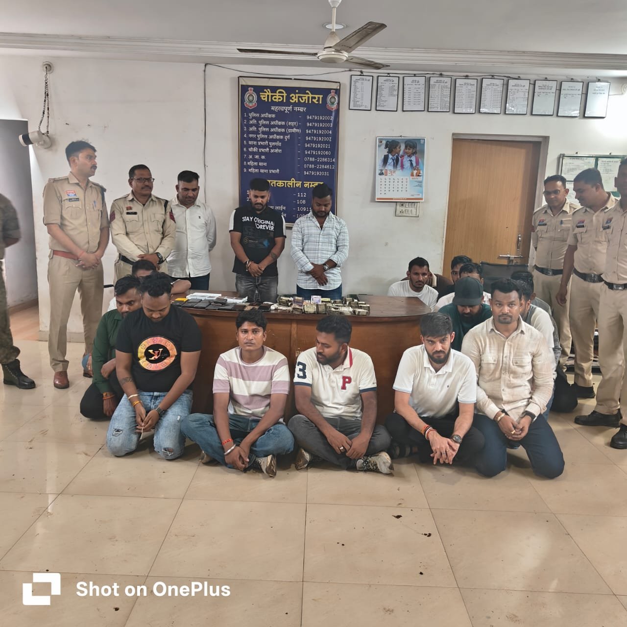 शहर के जुआड़ि़यों कि गांव में सजी थी महफिल, आ धमकी दुर्ग पुलिस, 18 गिरफ्तार