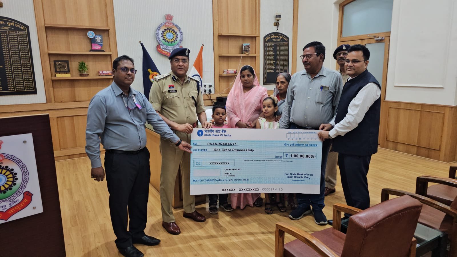 सड़क दुर्घटना में मृत दुर्ग के आरक्षक के परिजन को मिला एक करोड़ का चेक सड़क दुर्घटना में मृत दुर्ग के आरक्षक के परिजन को मिला एक करोड़ का चेक