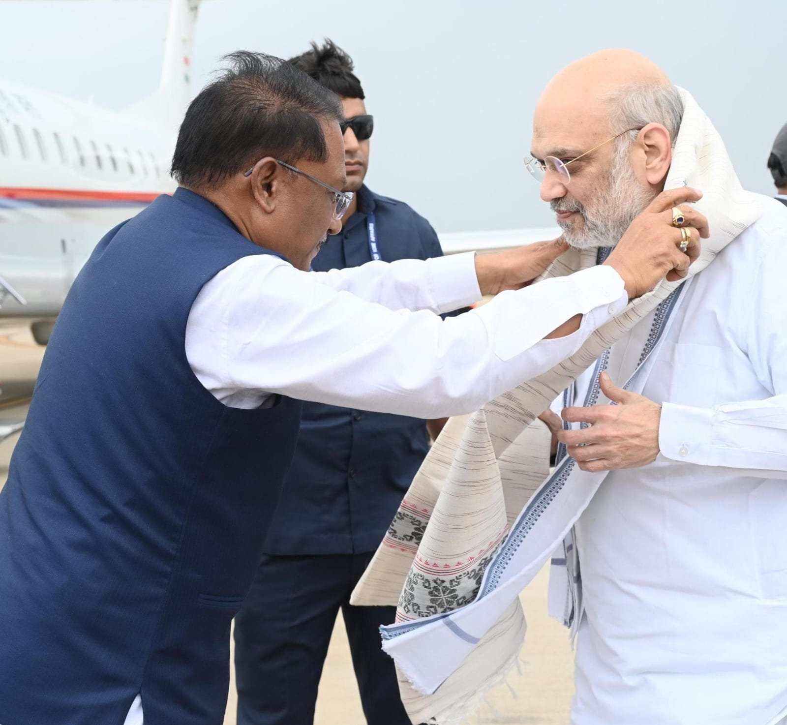 केंद्रीय गृह मंत्री अमित शाह के छत्तीसगढ़ आगमन पर मुख्यमंत्री विष्णुदेव साय ने स्वामी विवेकानंद एयरपोर्ट पर किया स्वागत