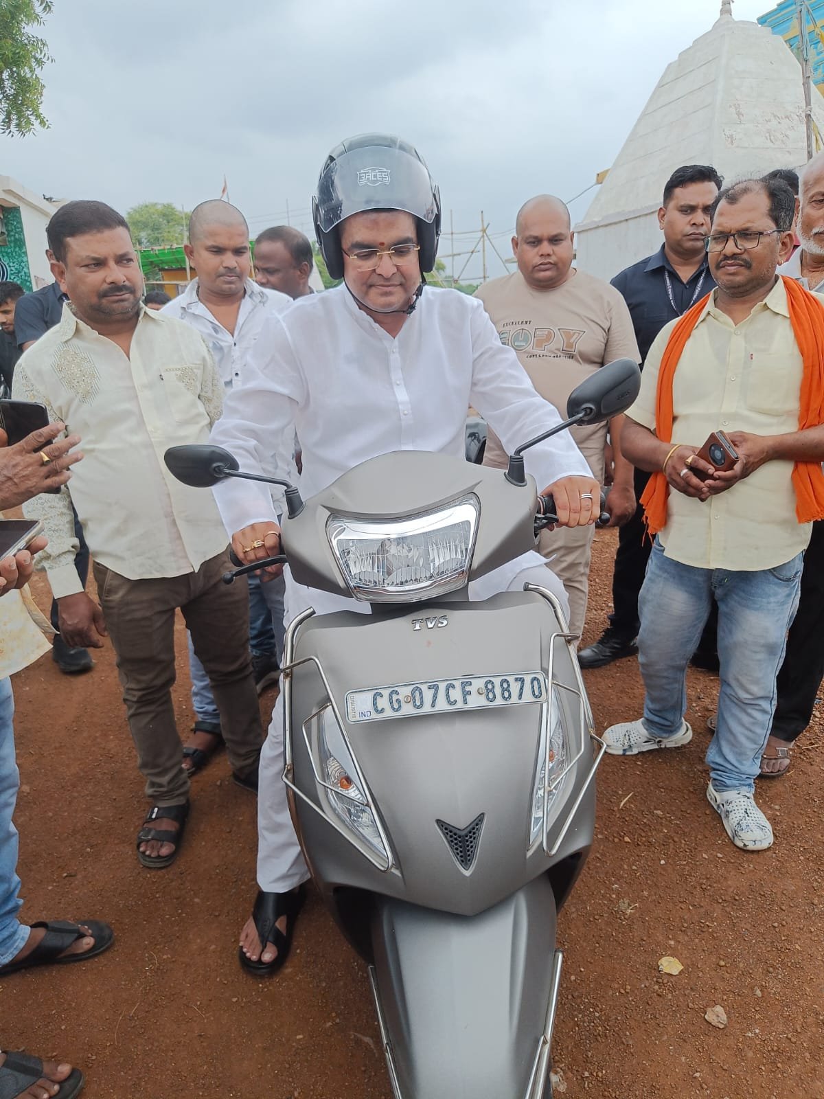 रविवार को छुट्टी के दिन स्कूटी से फिर निकले विधायक रिकेश वार्ड भ्रमण यात्रा पर