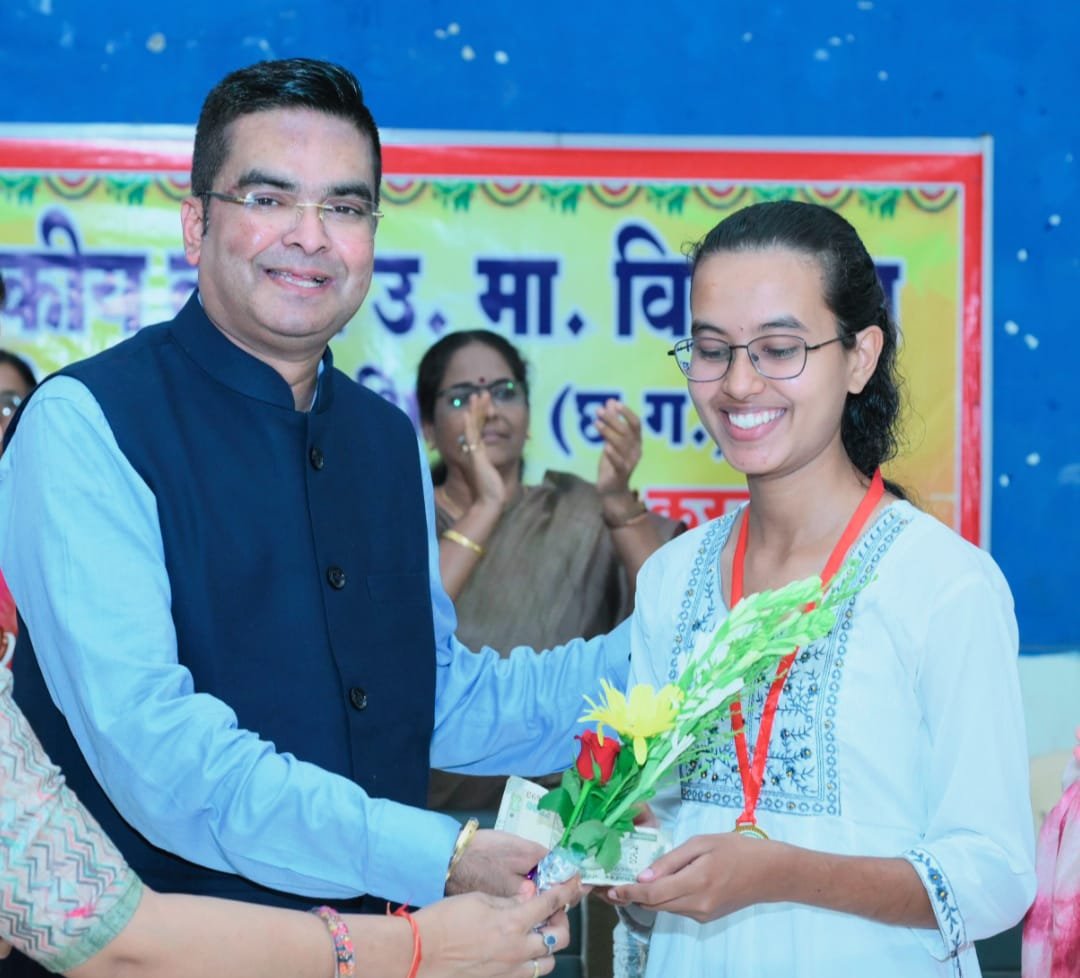 शासकीय स्कूल छात्रा और NEET क्वालिफायर मेधावी टि्वंकल को विधायक रिकेश ने भेंट की प्रोत्साहन राशि