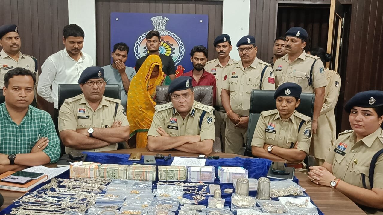 घर में चोरी के बाद 332 ग्राम सोना, 3 किलो चांदी,10 लाख नकदी गाड़ दिए जमीन में घर में चोरी के बाद 332 ग्राम सोना, 3 किलो चांदी,10 लाख नकदी गाड़ दिए जमीन में