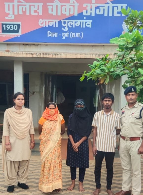 दुर्ग में घर बेचने सौदा किया 46 लाख का, 20 लाख लेकर अन्य को बेचा मकान, दो महिला सहित तीन गिरफ्तार दुर्ग में घर बेचने सौदा किया 46 लाख का, 20 लाख लेकर अन्य को बेचा मकान, दो महिला सहित तीन गिरफ्तार