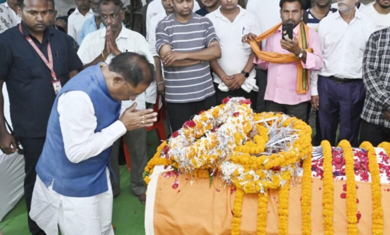 CM विष्णु देव साय ने शहीद ASP आकाश राव गिरपुंजे के निवास पहुंच दी श्रद्धांजलि