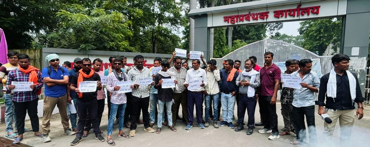 छत्तीसगढ़ में महिलाओं का अर्धनग्न प्रदर्शन, आखिर क्यों आक्रोशित हुई आधी आबादी
