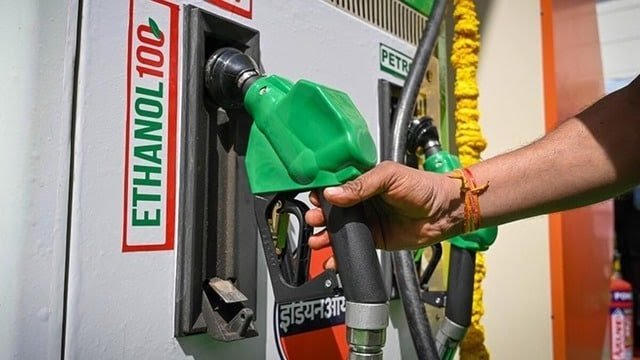 पेट्रोल का काम खत्म! E20 के सफल होने के बाद अब सरकार ला रही ये नया फ्यूल पेट्रोल का काम खत्म! E20 के सफल होने के बाद अब सरकार ला रही ये नया फ्यूल