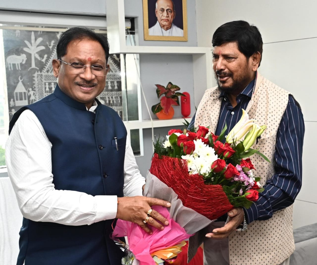 मुख्यमंत्री विष्णु देव साय से केंद्रीय राज्यमंत्री रामदास अठावले ने की सौजन्य मुलाकात