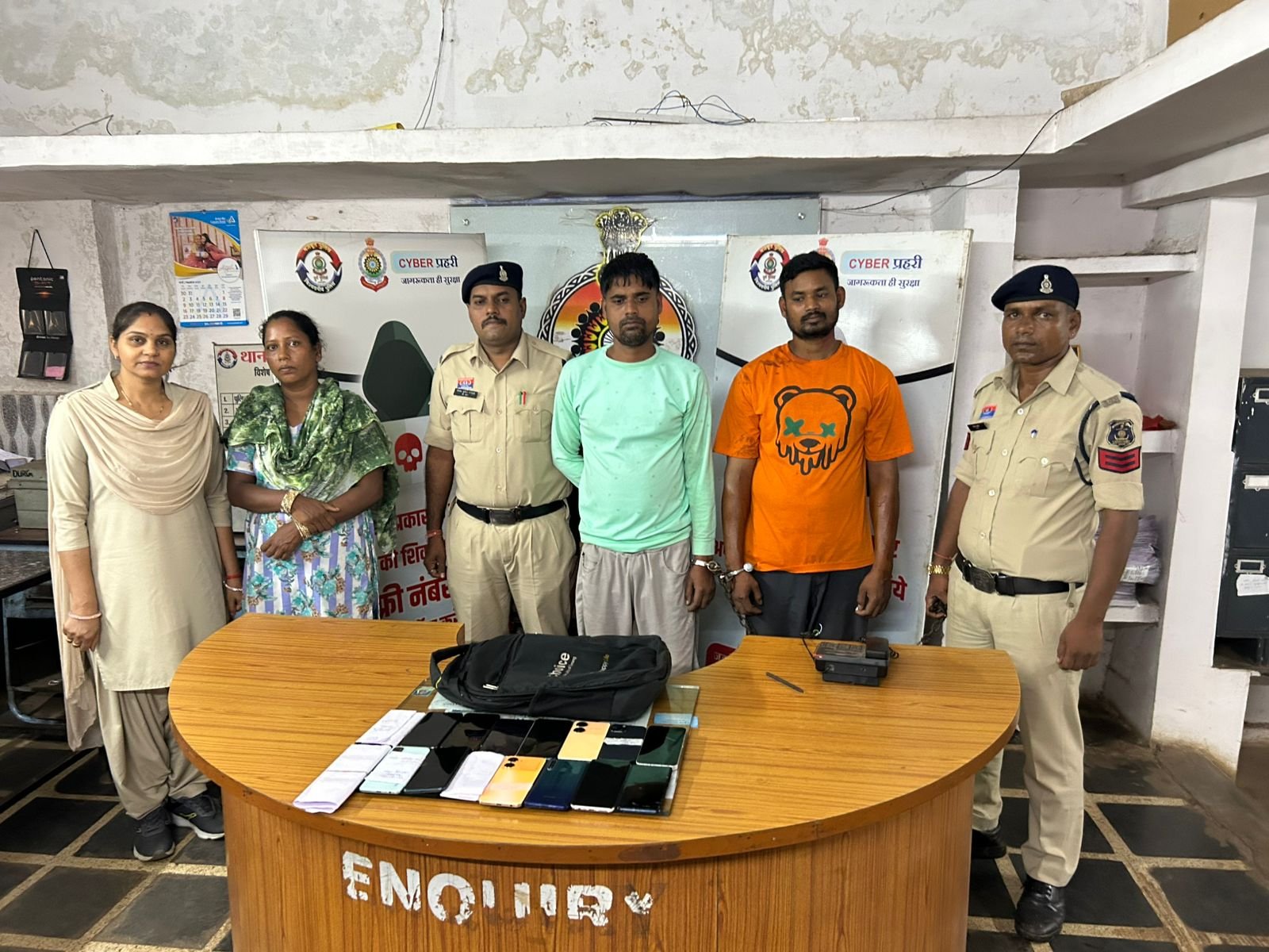 महिला का मोबाइल चोर गिरोह पुलिस गिरफ्त में, साढ़े लाख के 16 नग मोबाइल जप्त