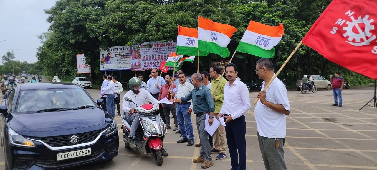 Strike 9th July : संयुक्त यूनियन ने पंपलेट बांटकर हड़ताल में शामिल होने की अपील