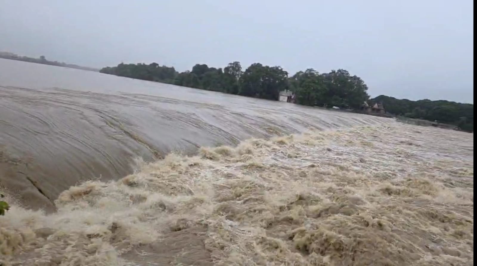महमरा एनीकट से 7 फीट ऊपर बह रहा पानी, शिवनाथ नदी में बाढ़ का खतरा