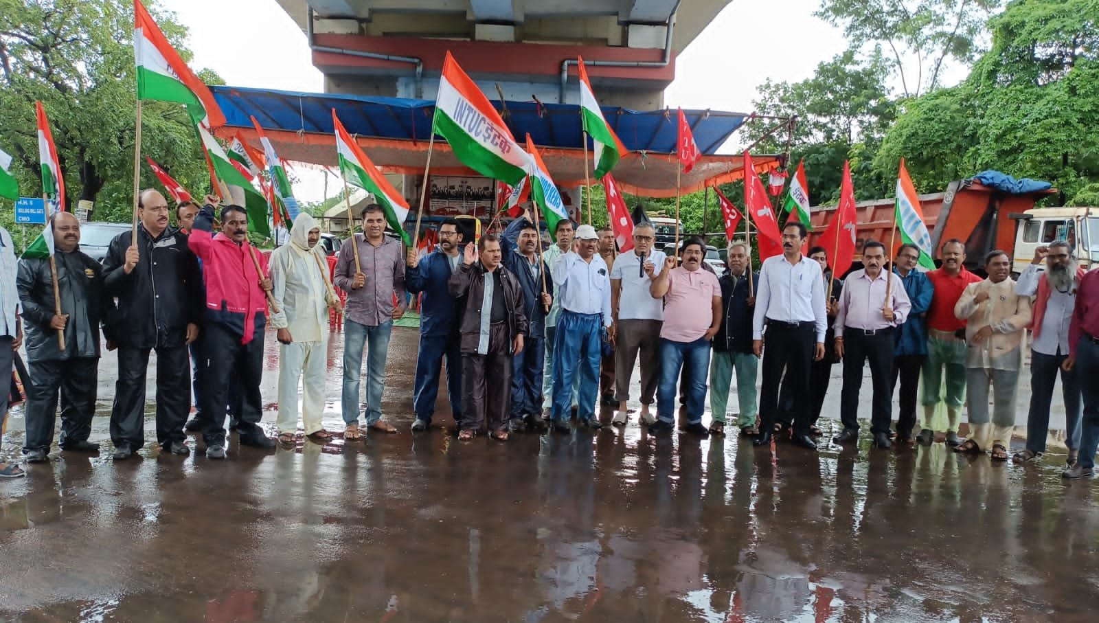 बीएसपी में संयुक्त ट्रेड यूनियन की हड़ताल जारी, जमकर हुई नारेबाजी
