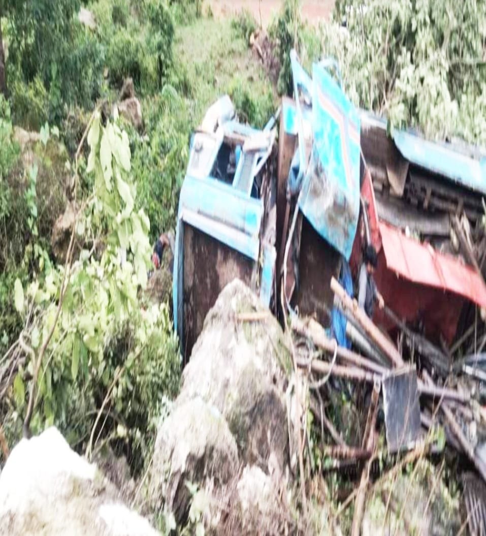 BREAKING : बोर वाहन गिरा 50 फ़ीट गहरी खाई में, 4 शव बरामद, 4 जख्मी