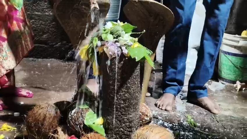 बम बम के जय घोष से गूंजे शिवालय, भोलेनाथ के अभिषेक के लिए लंबी कतारें