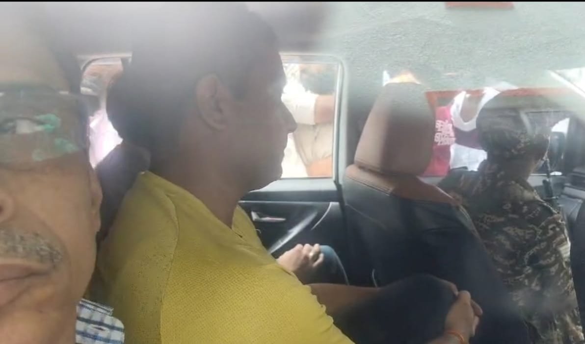 चैतन्य लंबी पूछताछ के बाद हिरासत में, भारी विरोध के बीच साथ लेकर निकाली ईडी