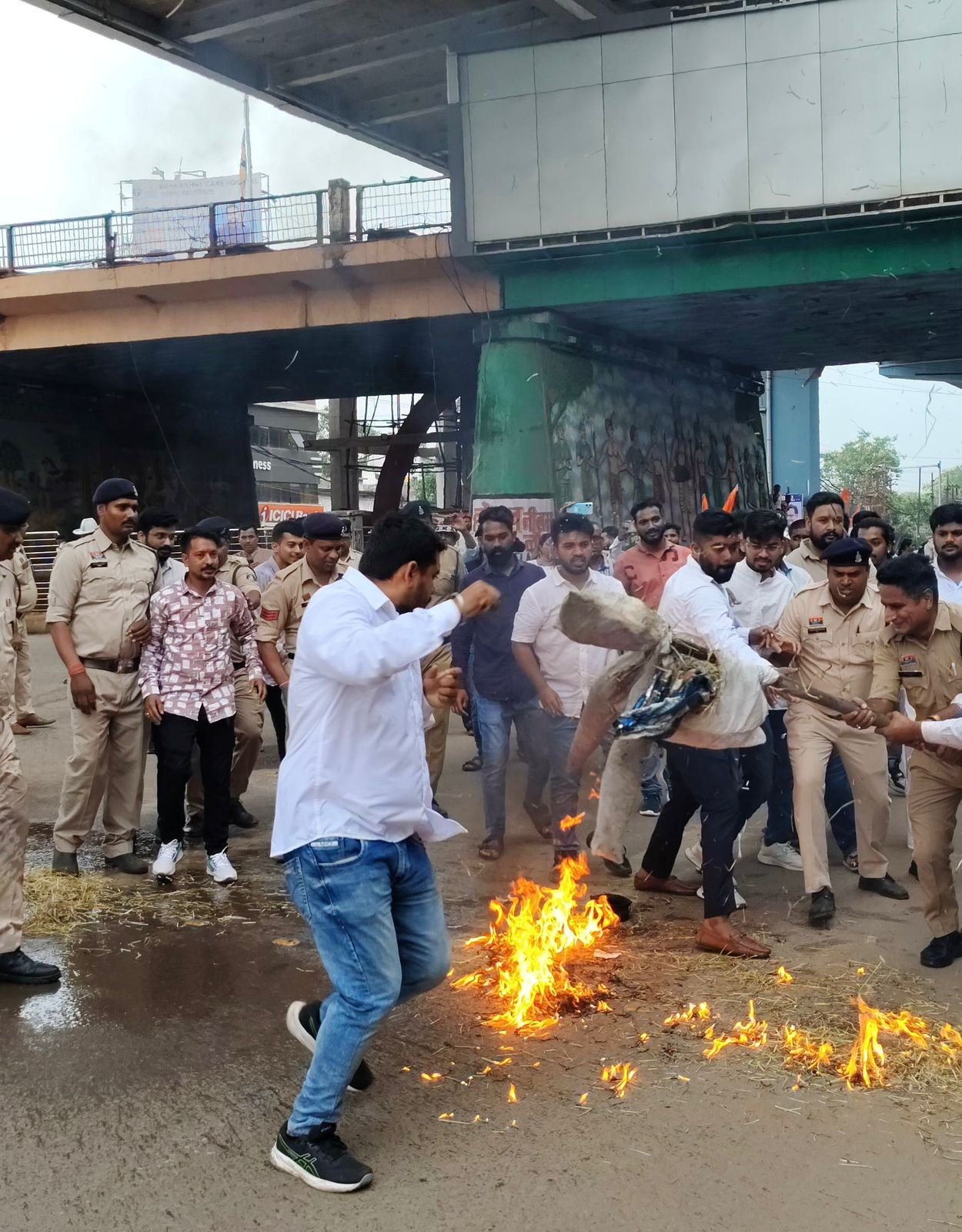 चैतन्य बघेल की गिरफ्तारी के विरोध में युवा कांग्रेस भिलाई ने किया ED का पुतला दहन