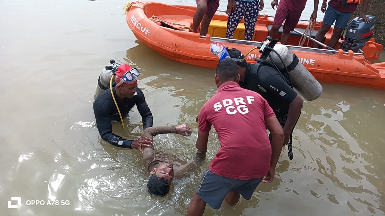 खारून नदी में डूबे 10वी के दो छात्र, SDRF दुर्ग ने रेस्क्यू के बाद निकाली बॉडी खारून नदी में डूबे 10वी के दो छात्र, SDRF दुर्ग ने रेस्क्यू के बाद निकाली बॉडी