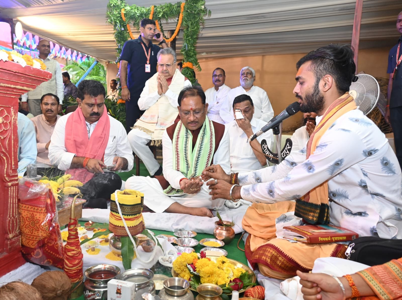 मुख्यमंत्री निवास में हरेली उत्सव: श्री साय ने गौरी-गणेश, नवग्रह की पूजा कर भगवान शिव का किया अभिषेक