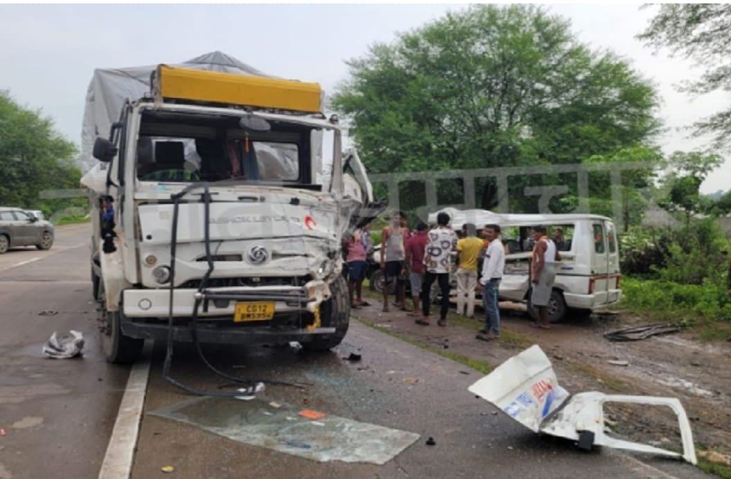छत्तीसगढ़ में बड़ा हादसा : ट्रक स्कूली वैन में भिड़ंत, दो शिक्षिकाओं की मौके पर मौत