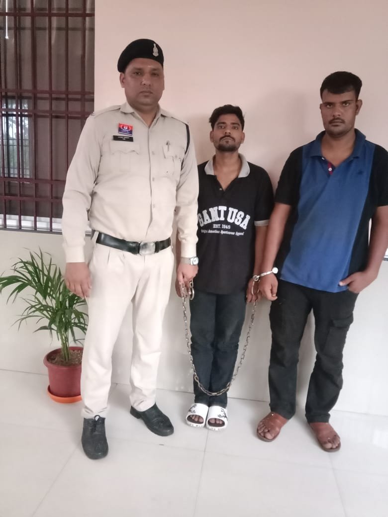 दुर्ग पुलिस ने UP के दो गांजा तस्करों को किया गिरफ्तार, करीब 22 किलो गांजा जप्त दुर्ग पुलिस ने UP के दो गांजा तस्करों को किया गिरफ्तार, करीब 22 किलो गांजा जप्त