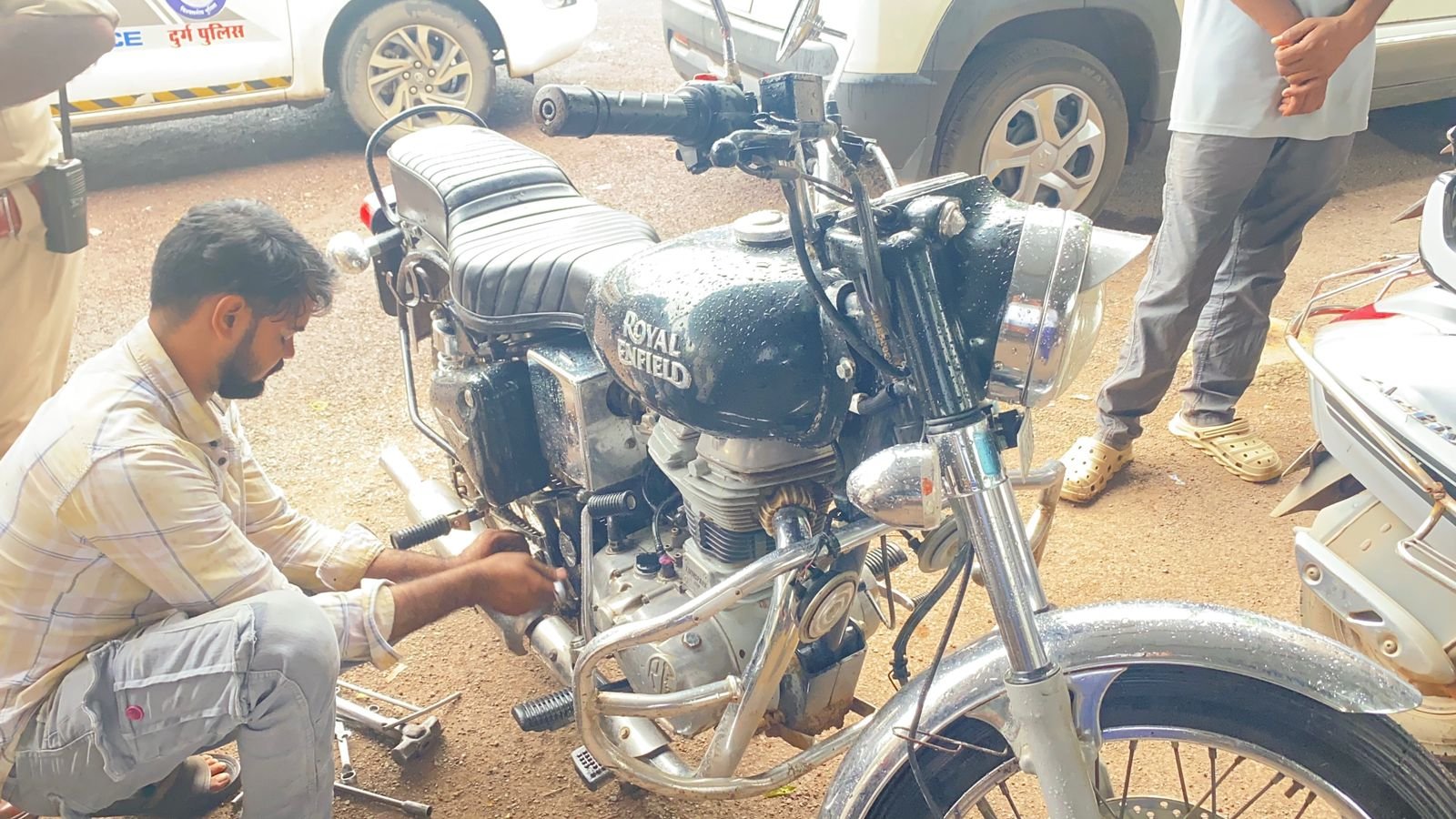 मॉडिफाई साइलेंसर की तेज आवाज से सड़क पर दौड़ रही बाइक को रोका