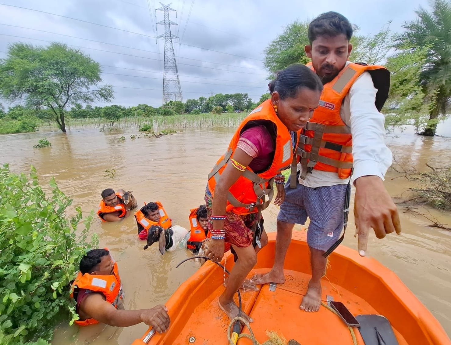 कुम्हारी में बाढ़ में फंसे तीन लोगों को सुरक्षित निकाला एसडीआरएफ दुर्ग ने