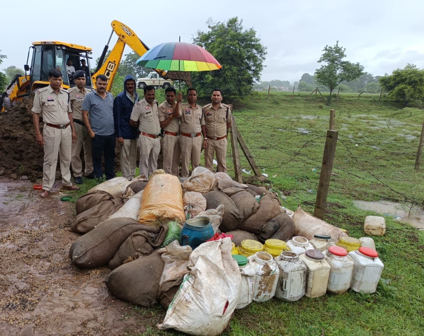 नशे के खिलाफ दुर्ग पुलिस की रेड, सभी आरोपी भागने में सफल, 30 लीटर शराब जप्त नशे के खिलाफ दुर्ग पुलिस की रेड, सभी आरोपी भागने में सफल, 30 लीटर शराब जप्त