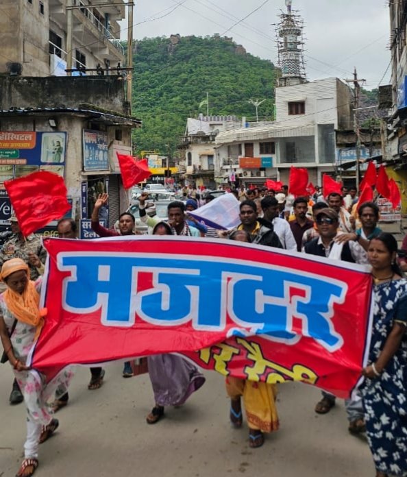 श्रम संहिता के खिलाफ राजमिस्त्री मजदूरों की हड़ताल रैली निकाल PM के नाम सौंपा ज्ञापन