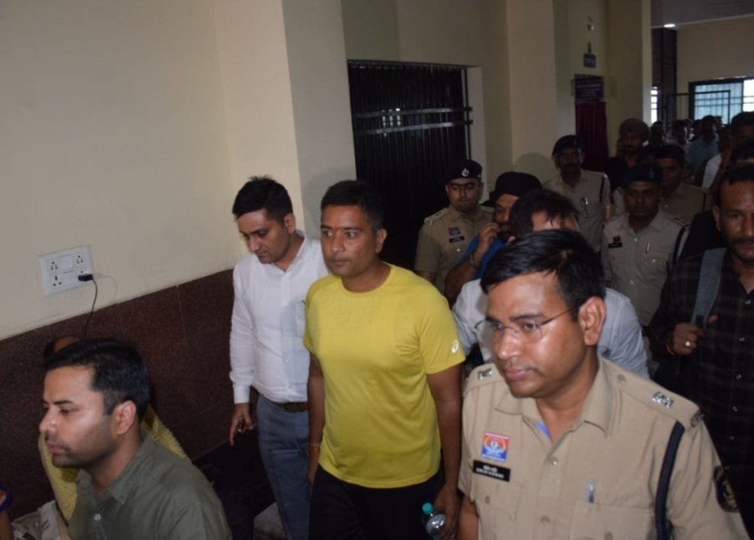 शराब घोटाला : चैतन्य बघेल रायपुर की विशेष अदालत में पेश, सारे विधायक अदालत पहुंचे