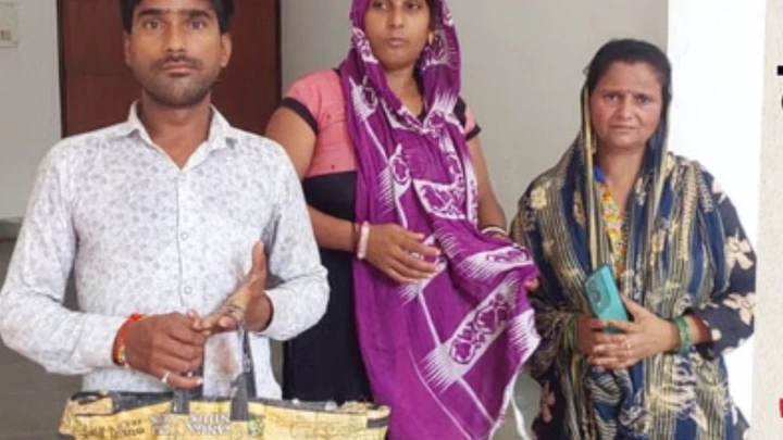 थैले में बेटे का शव लिए DM ऑफिस पहुंचा पिता, अधिकारियों के भी छलके आंसू