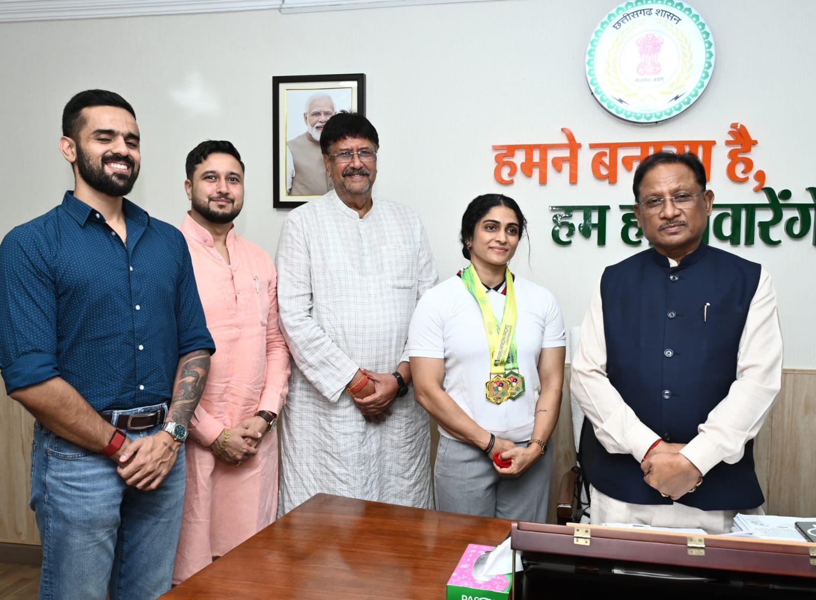 मुख्यमंत्री से एशियन अफ्रीकन पैसिफिक पावरलिफ्टिंग चैंपियनशिप की स्वर्ण पदक विजेता सुश्री नमी राय पारेख ने की मुलाकात