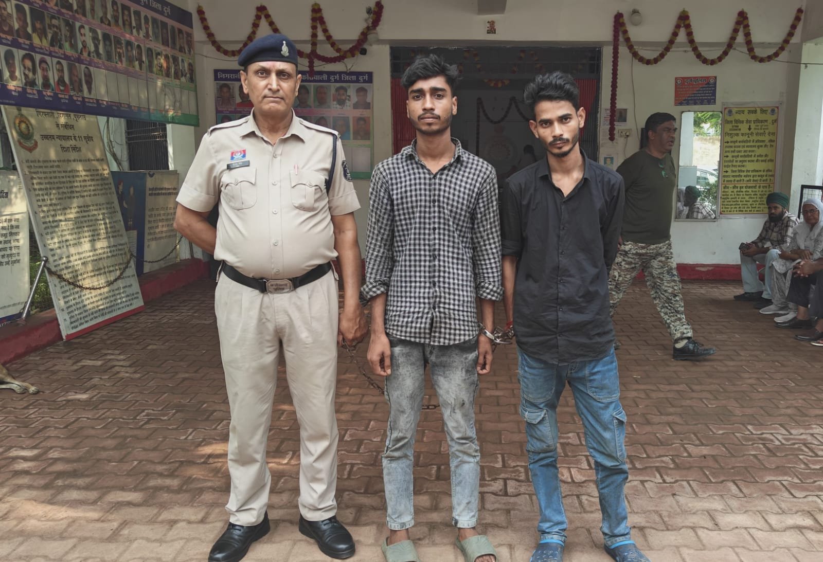 दुर्ग पुलिस के नेटवर्क में फंसे UP के दो गांजा तस्कर, 21 किलो गांजे के साथ धरे गए